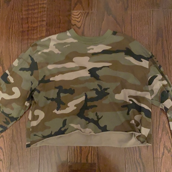 Cropped TNA long sleeve in size small! Army print pattern on the whole shirt - Picture 1 of 3